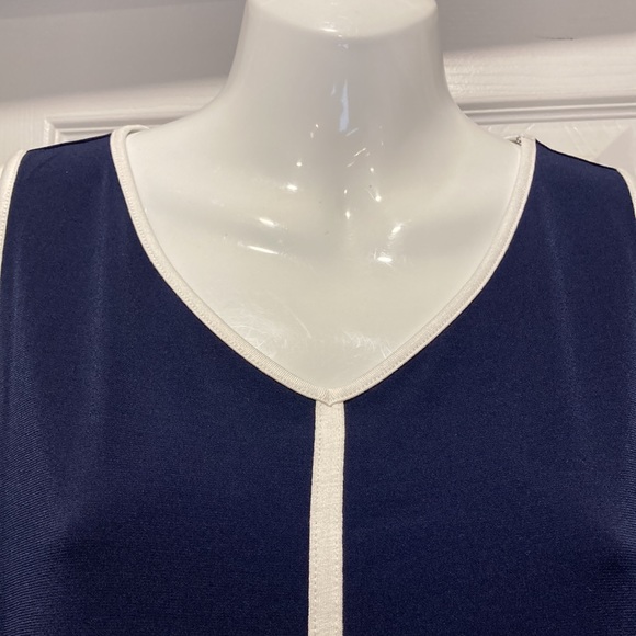 NWOT - Easy Wear by Chicoโs Navy & White Trim Sleeveless V-Neck Top - Sz 0 - Picture 3 of 8